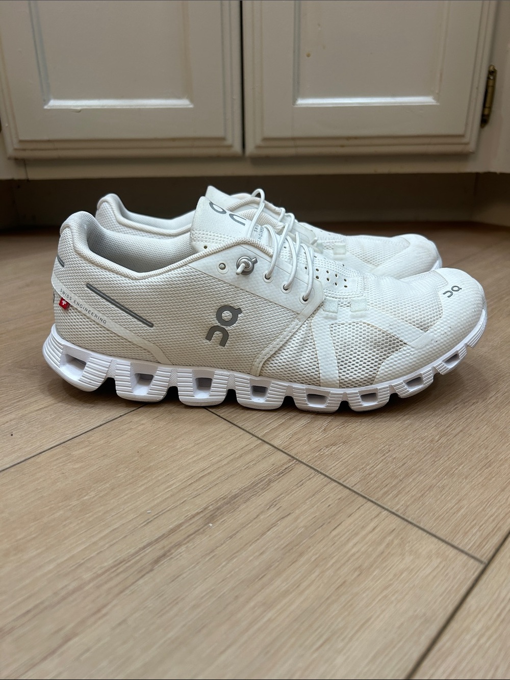 On Cloud Running Shoes Womens 9
